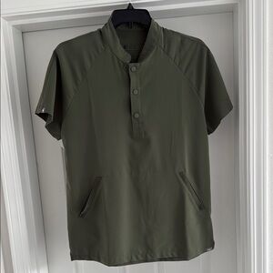 Figs scrub top. Mens large. Henley style. Green